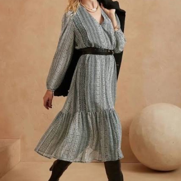 Banana Republic- Flounce Hem Chiffon V- Neck Dress - Picture 16 of 16